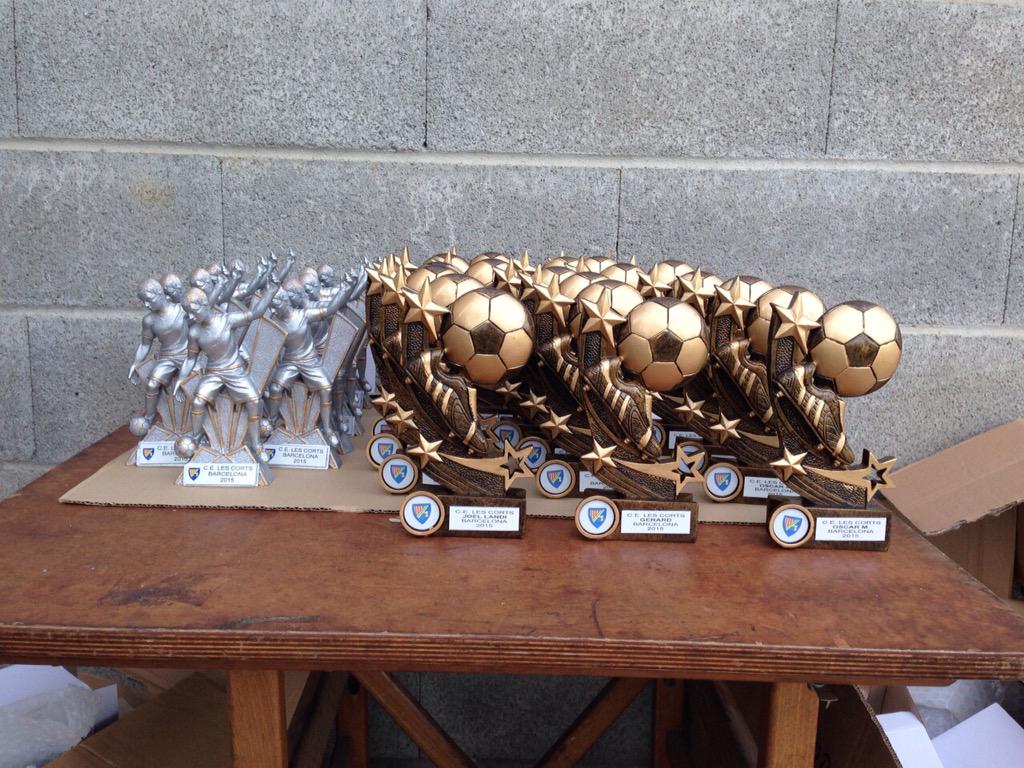 celescortsbcn's tweet photo. Lliurament de trofeus del final de la temporada 14-15! Ens veiem al Setembre. Bon estiu!! #lescorts #bcn #futbol http://t.co/jh6cUCDalj