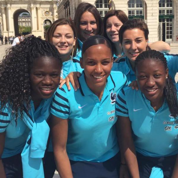 ELLEfrance's tweet photo. Foot : les Bleues vont aux J.O. de Rio http://t.co/xaMfi2mKhS http://t.co/s8sT5Kdaqi