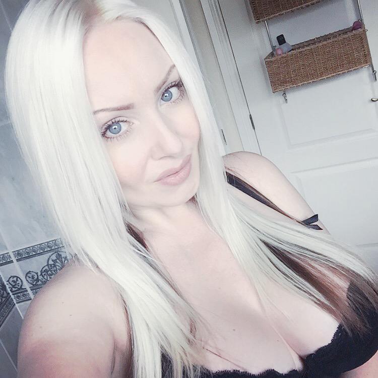 OctoberDiVine's tweet photo. Got my @manicpanicuk #flashlightningkit and #virginsnow toner done and I bloody love it πππ» http://t.co/J3qmpNnipF π http://t.co/5iISQPqFJw