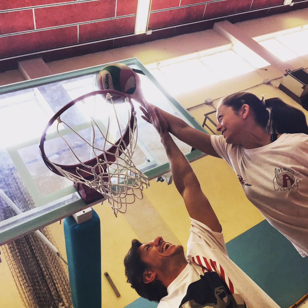 anza1's tweet photo. Cardullo che schiaccia a canestro... All'#anzacamp2015 capita anche questo!!!! #funinaction #volley #coseincredibili http://t.co/cAnqbYFhAo