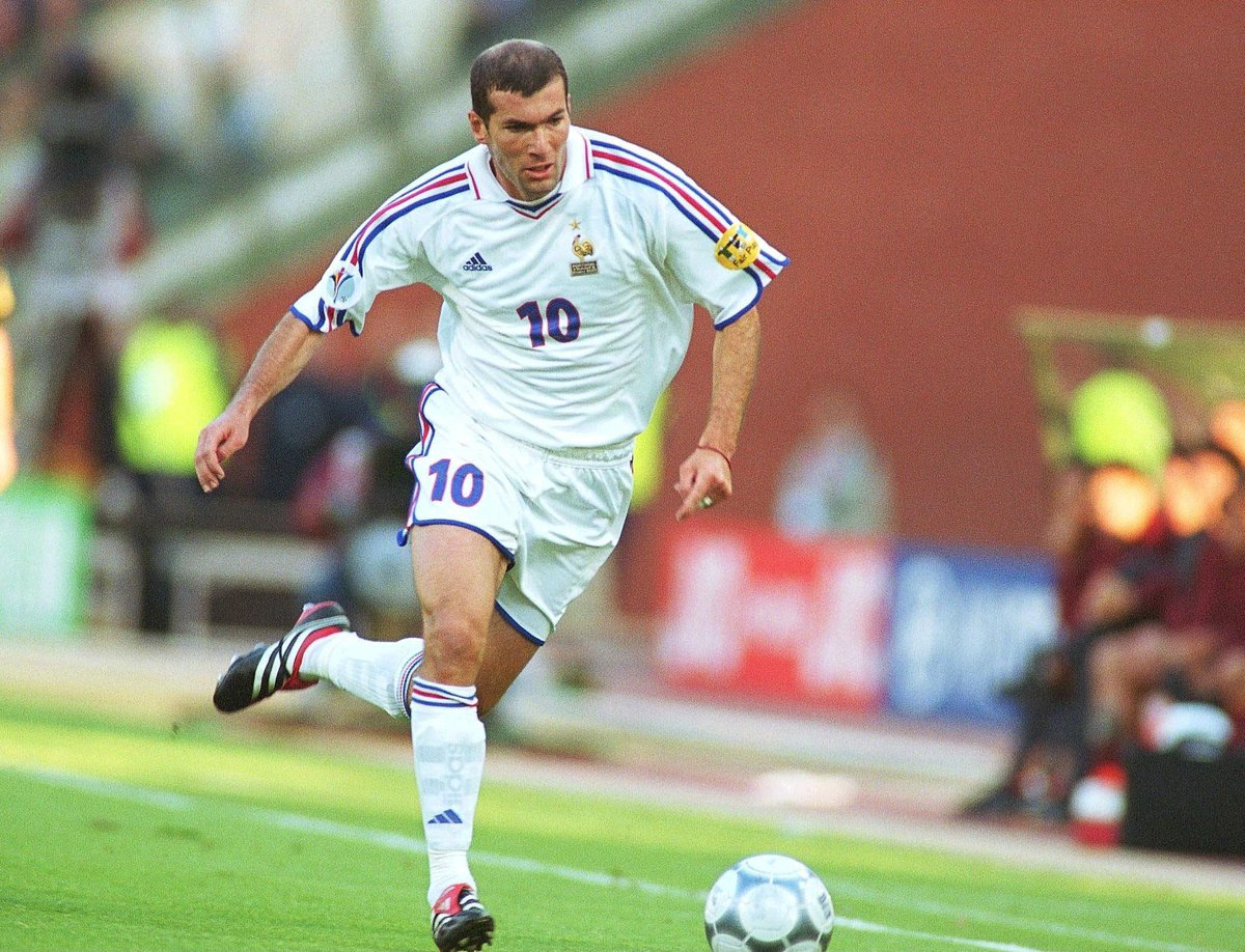 EURO2024FRA's tweet photo. RT pour souhaiter un bon anniversaire à 4 grands champions : Z. Zidane, P. Vieira, J. Tigana et J-F. Domergue ! http://t.co/qAAZyrlA0R