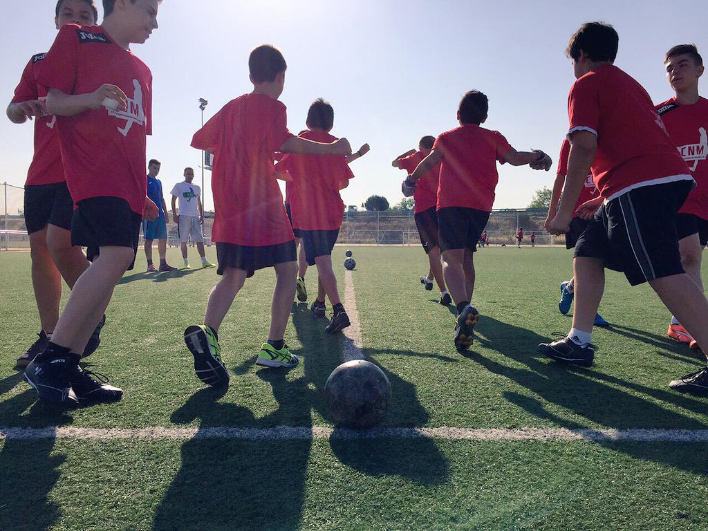 CampusNachoMar's tweet photo. Segundo día de Campus! Esto es un no parar! Hoy toca mejorar regates y ejercicios ataque/defensa💪🏼⚽️ !Vamos chicos! http://t.co/iW4rft6vf4
