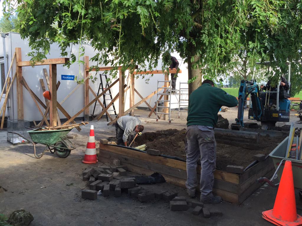 Het gezaagde hout van vorige week wordt gebruikt voor de bouw van een nieuwe afdak op de schooltuin #hetbeginiser