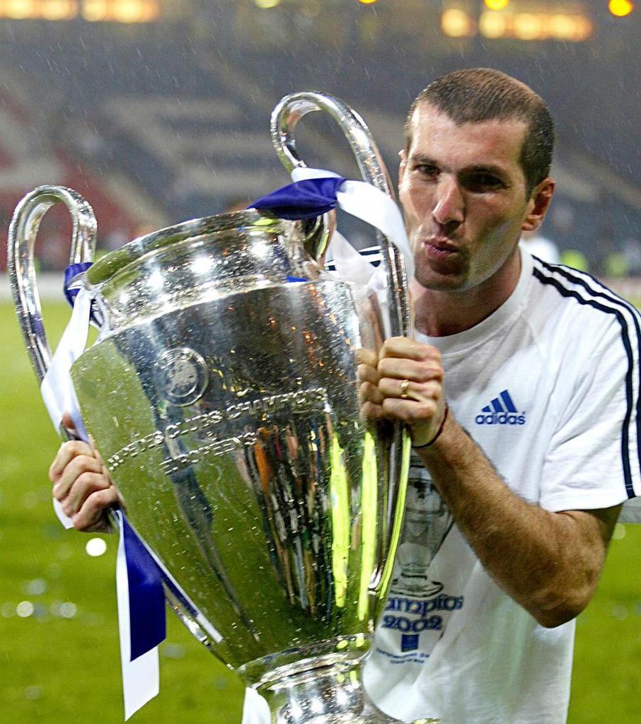 Madrid_Indo's tweet photo. Happy birthday to our living legend, Zinedine Zidane! #HappyBirthdayZizou http://t.co/jRMJnzBI5N