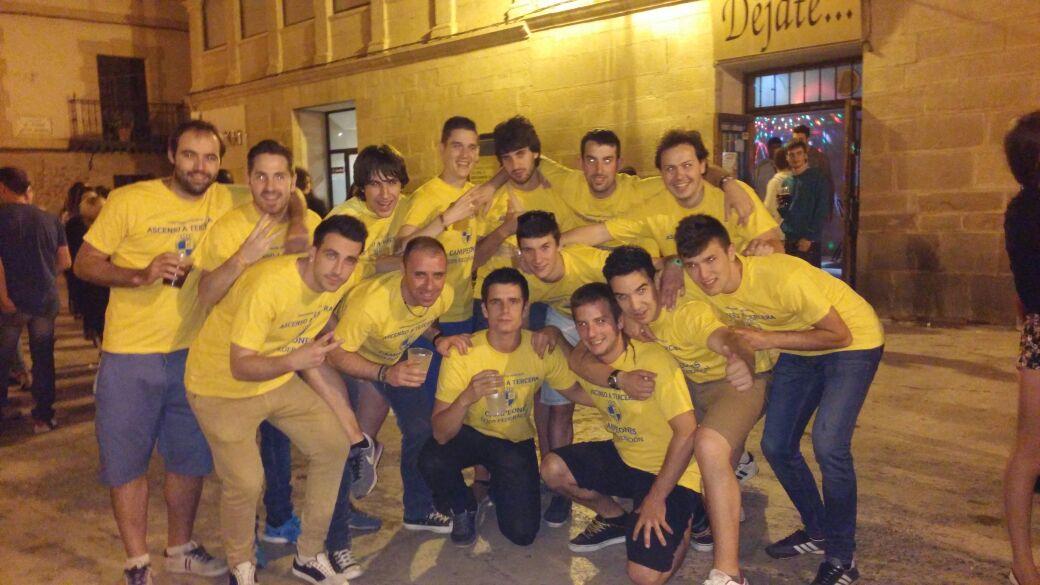 AlvarDR's tweet photo. Celebracion del ascenso a 3a Division del @cdalberite http://t.co/unKe36FkRz