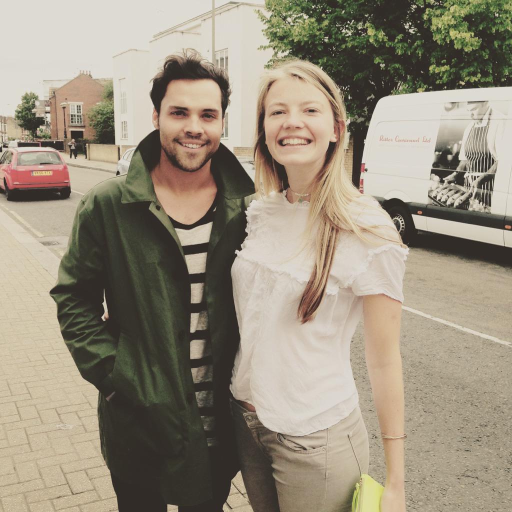EllaDenham's tweet photo. Just spotted @AndyJordan01 in Earlsfield 👫 #mic #new friend http://t.co/yHry0WG0Ep