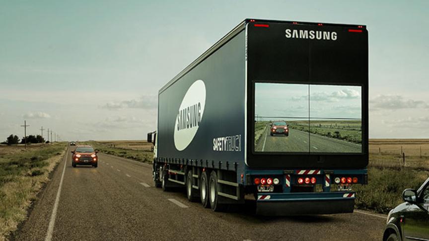 NOS's tweet photo. Wat gebeurt er voor de vrachtwagen? Samsung laat het zien: http://t.co/4G0jlpgcxt http://t.co/Y62mXypL6P