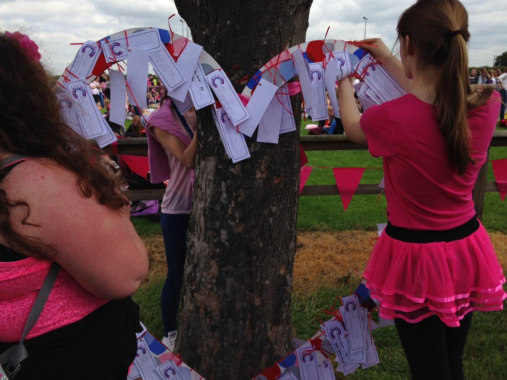 SandbachHigh's tweet image. Students remember &amp;amp; reflect on those affected by cancer #memoryheart raising funds for @CR_UK