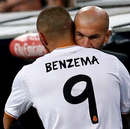Benzema's tweet photo. Happy Birthday Frérot ;-) http://t.co/lgEGSIgk6t