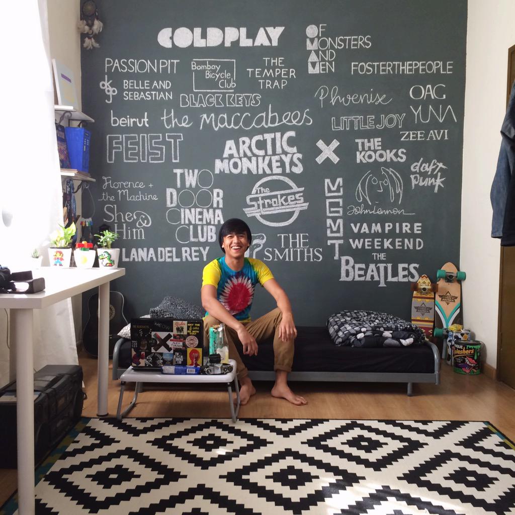 flamingpenat's tweet image. My bedroom wall changes all the time