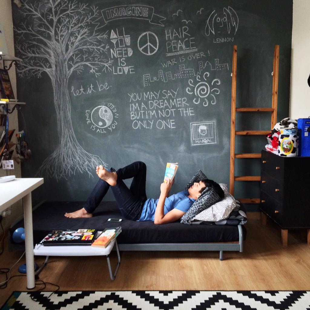 flamingpenat's tweet image. My bedroom wall changes all the time