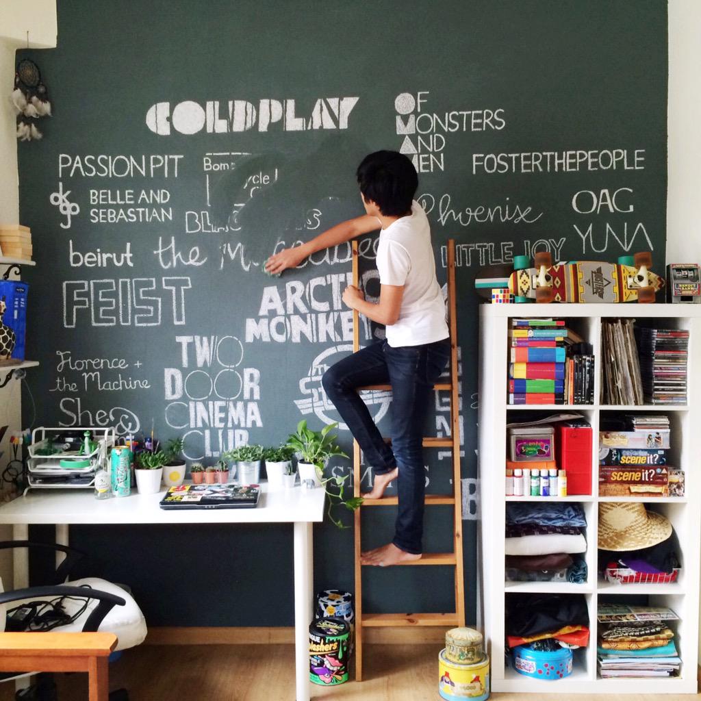 flamingpenat's tweet image. My bedroom wall changes all the time