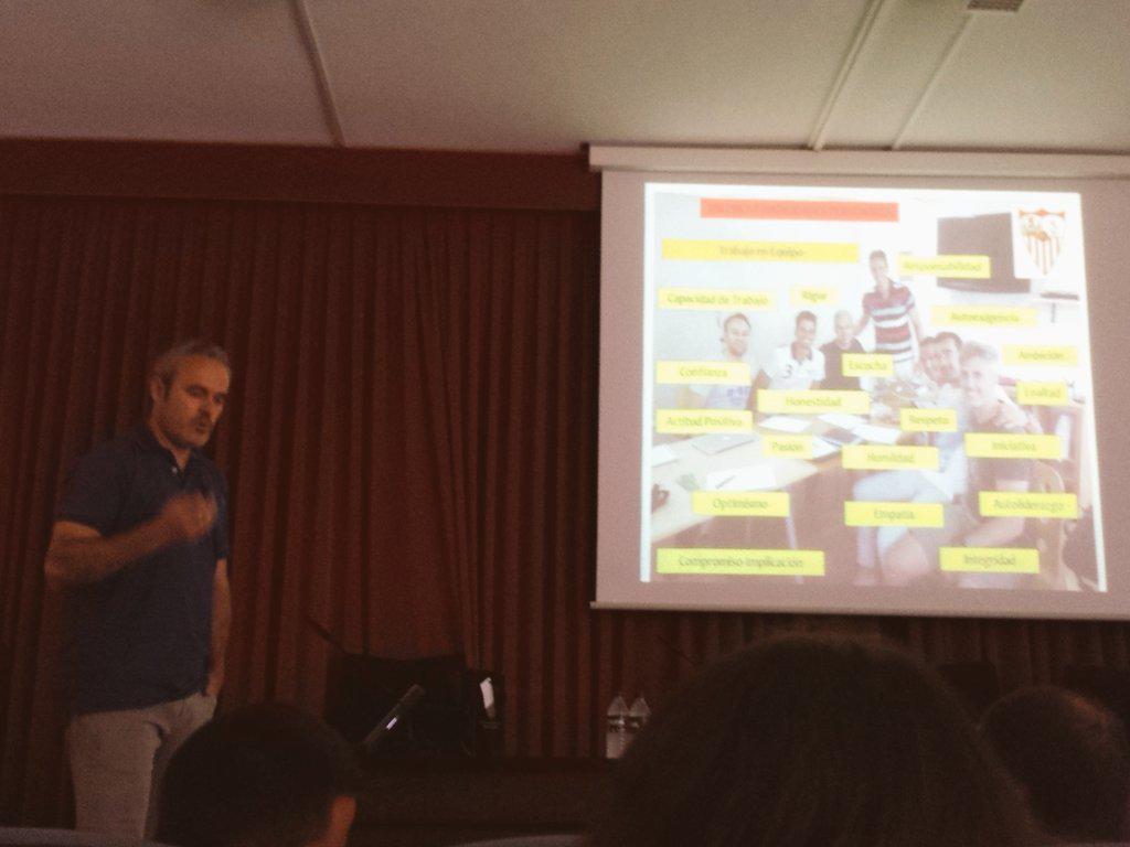 Topiko92's tweet photo. Charla de Victor Mañas en el aula magna, Analista del FC Sevilla en @ualmeria http://t.co/ValKCv6z52