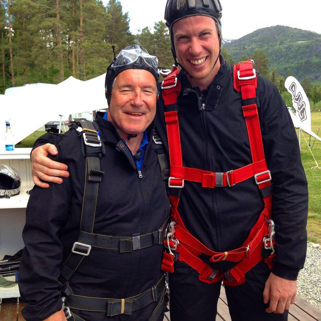 ErikHvidsten's tweet image. Bør ikke Petr Cech konsentrere seg om å skrive under for Arsenal i stedet for å hoppe i fallskjerm med @TV2Davy nå?