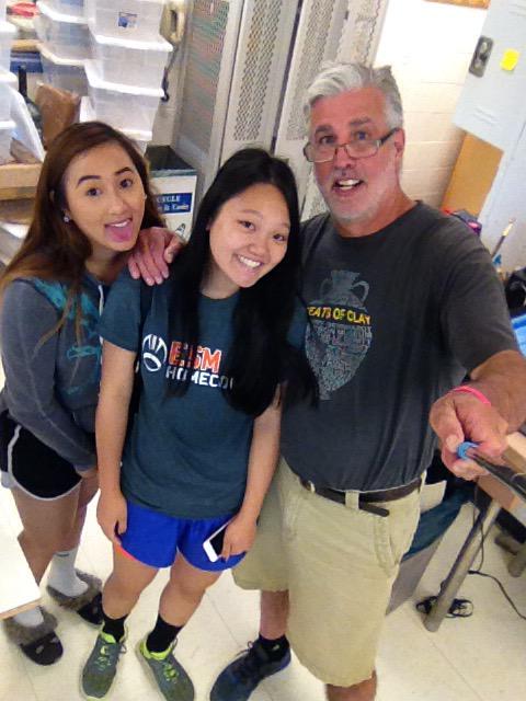 esmclayprobs's tweet photo. End of the year pics with V #gonnamissyouguys http://t.co/9FcZDc419v