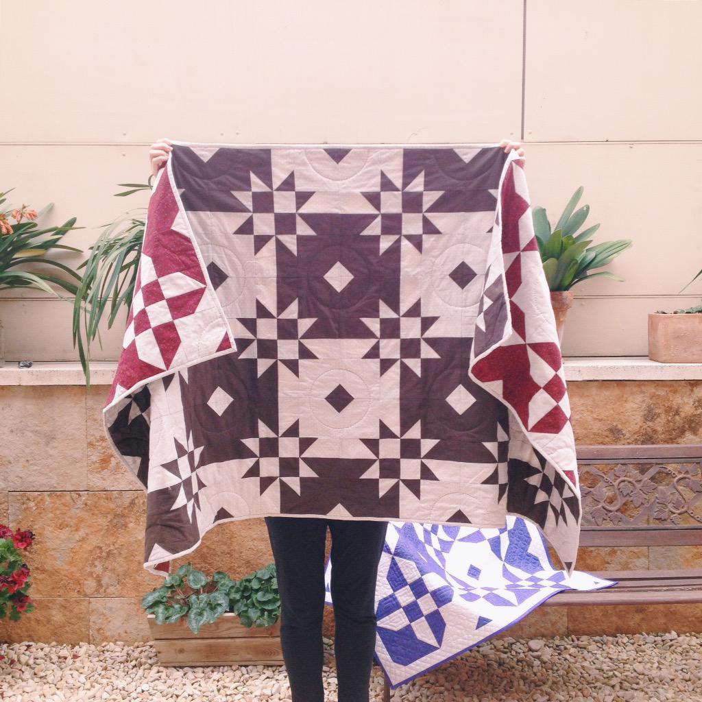 gemmapatchvalls's tweet photo. La Núri Martí ha fet aquesta xulada de #quilt pels peus del llit, és reversible! 👌🏼 #gemmapatch #montblancmedieval http://t.co/nrppujPNMS