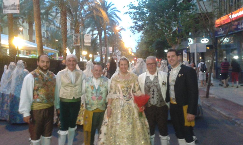FallesDenia's tweet photo. Oferirem flors a la Verge amb @falles_Gandia @FallesSagunt @fallesdeTorrent @Fallesborriana @JLFAlzira @MariaFMG15 http://t.co/ieqXtKeazk