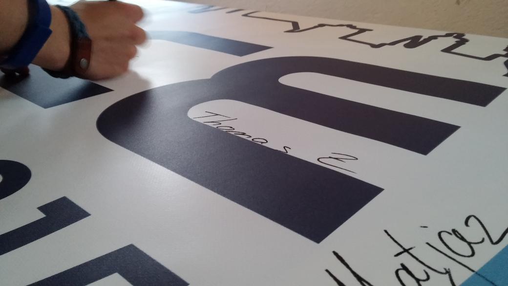 WinterRaw's tweet photo. @SpaceUPGLIC @vidmarmatjaz signing the #SpaceUpGLIC http://t.co/i7zV5vMt9G