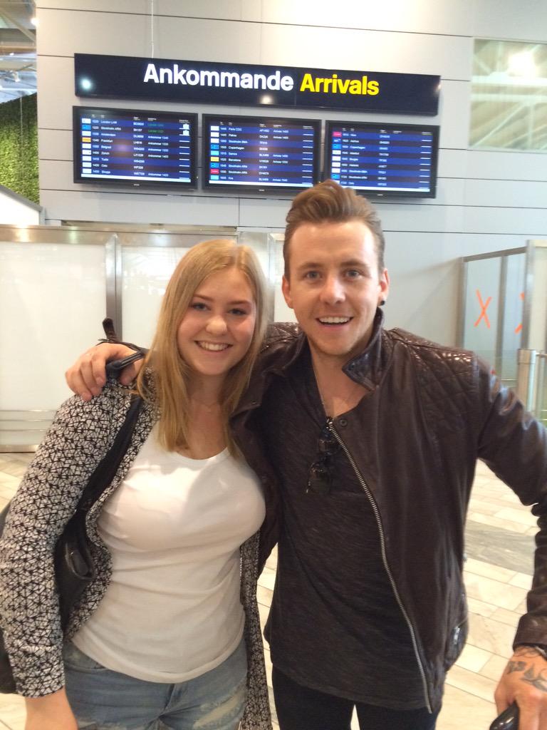 FridaKrusenstie's tweet photo. Just met McBusted at the airport! 😊💕🙈 http://t.co/6SsreD5CHE