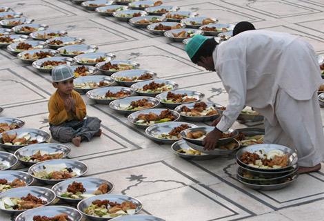 Fotograf_Resim's tweet photo. Pakistanda iftar hazırlığı
ve Rabbine niyaz eden bir çocuk http://t.co/dNPWGraUti