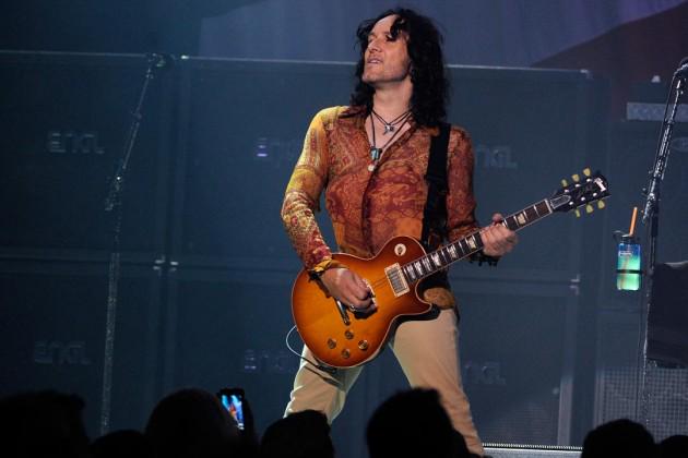 UltClassicRock's tweet photo. Vivian Campbell avoids radiation &amp; will tour with Def Leppard. Details here: http://t.co/WNYN1EwfEl http://t.co/eHuDEyQO1b