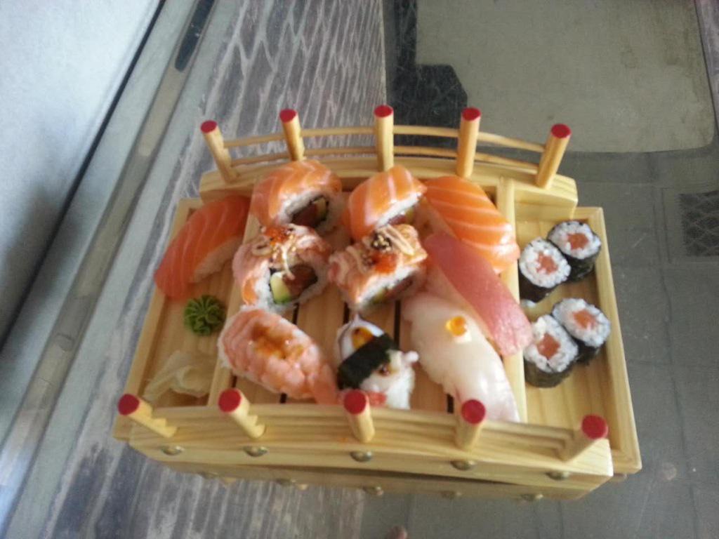 tornadoddl's tweet photo. #Legnano #Milano #Japanesefood #thewall #Japaneserestaurant #sushiart http://t.co/Xw7R2sVP8h