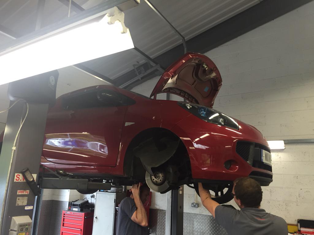 StanPalmerHonda's tweet photo. Renault wind in for some work, it's broken #BrokenWind http://t.co/hYAaIs3N1t