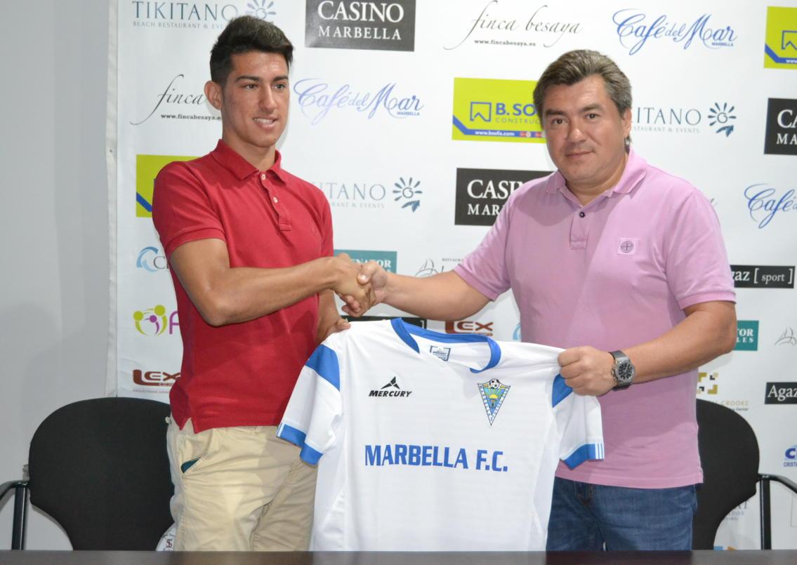 Acedotor's tweet photo. El momento dla firma de #JorgeBarba como nuevo jugador d @marbella_fc . Aquí con el pte AlexanderGrinberg. Y vienen + http://t.co/ybSFAZycYq