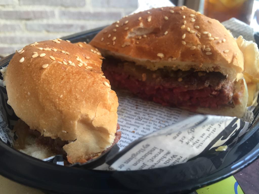 buendiaenmadrid's tweet photo. En @PenaltiBar hacen tan bien las cosas que han inaugurado un inmenso nuevo local con la misma filosofía de siempre http://t.co/htwuPcBY6y