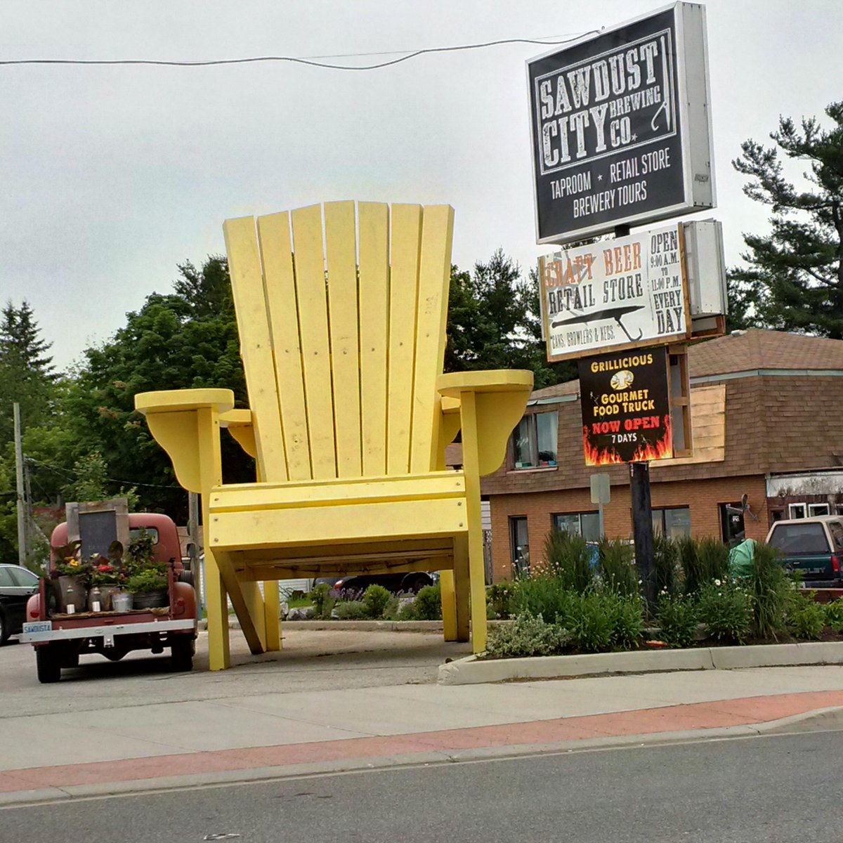 town of gravenhurst on twitter the big yellow muskoka chair has