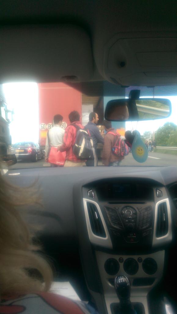 Emfarla's tweet photo. #migrants #Calais #CrazyFools #MadeItBackToTheUk @BBCWorld @BBCBreaking http://t.co/G2sw5SDinZ