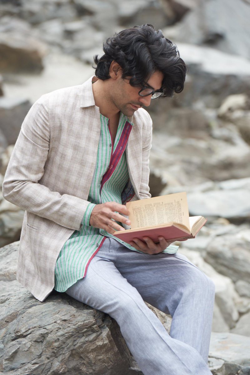 TheRaymond_RLL's tweet photo. Sometimes, a #favorite #book and a #comfy #corner is all you need #RaymondLinen #soothing #colors #shirt #red #ootd http://t.co/IYuBLHVrch