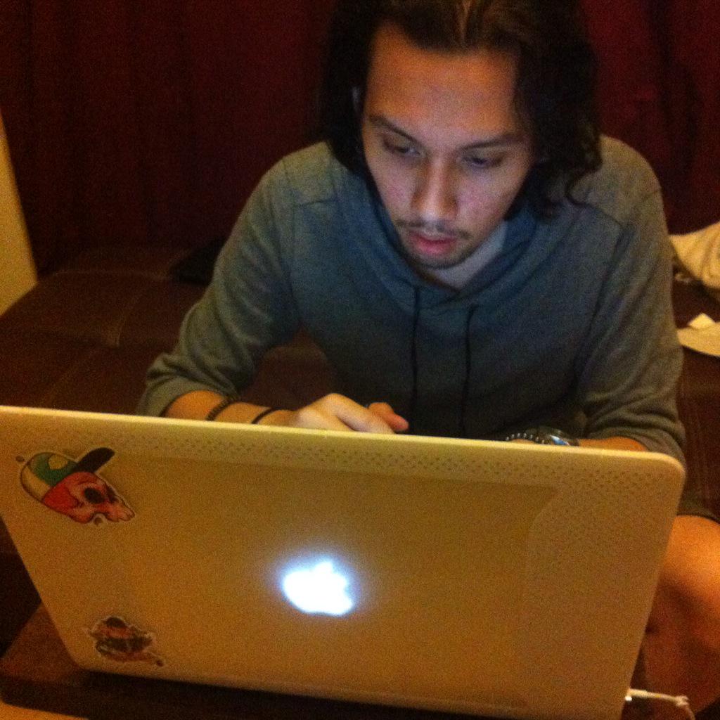 _ljflores's tweet photo. Working with this man tonight. #Film #twofatherstwosons #Storyboaring #Scriptediting #Kapekape http://t.co/Co3MWS2YJP