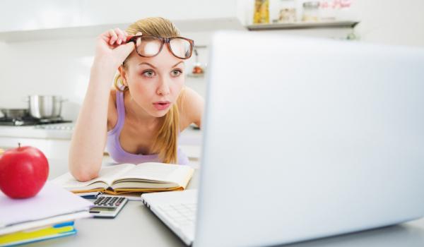 Рыжая девушка с ноутбуком. Счастливая девушка с ноутбуком. Девушка обрадовалась подарку. Удивить девушку на работе. Удивить девушку на работе.