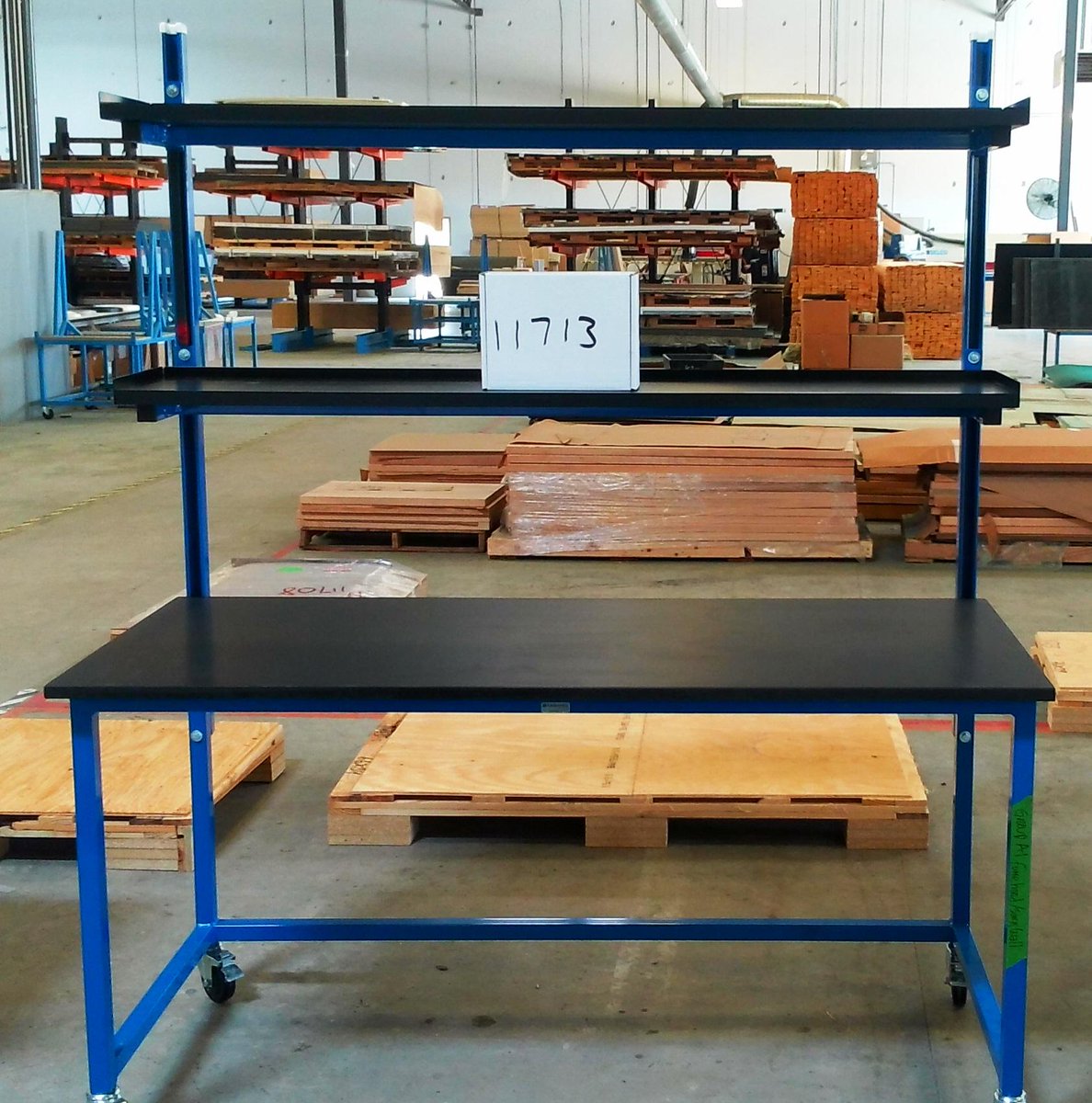 Formaspacecom's tweet photo. FormaspaceFloor - Benchmarx 70W x 30D x 36H w/ epoxy top &amp; pencil lips on shelves #mobilebench #customtable http://t.co/9vZM1qTxeS