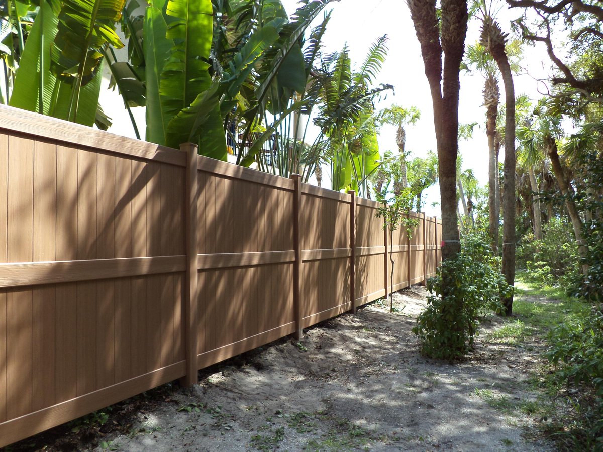 FloridaFence's tweet photo. Beautiful #Bufftech #pvc #fence fits right into the landscape.#Sarasota or #manatee, we're your call! http://t.co/A1vJnhGHUL