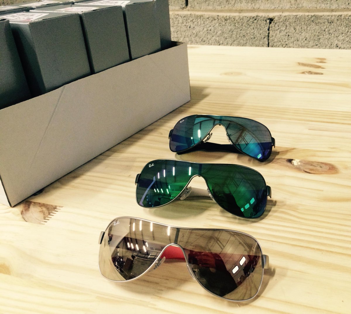 visiofactory's tweet photo. J-1 avant l'arrivée de nouvelles couleurs ! #visiofactory #rayban #masque http://t.co/bfHSm80Ihb http://t.co/yZANVnKK0N