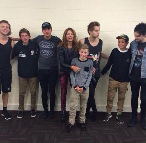 The5sosIndia's tweet photo. M&amp;G: 5sos with fans in Brisbane (June 23) #ROWYSOBrisbane http://t.co/TgAwOvce03