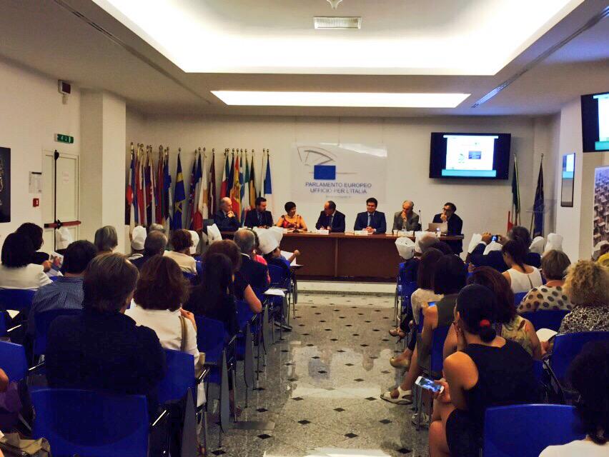 paolodecastro's tweet photo. Presentazione di "Bruschetta o Merendina?", progetto di e-learning su sana alimentazione #Pandolea e #CLIOedu http://t.co/1ih1EZ8sL5