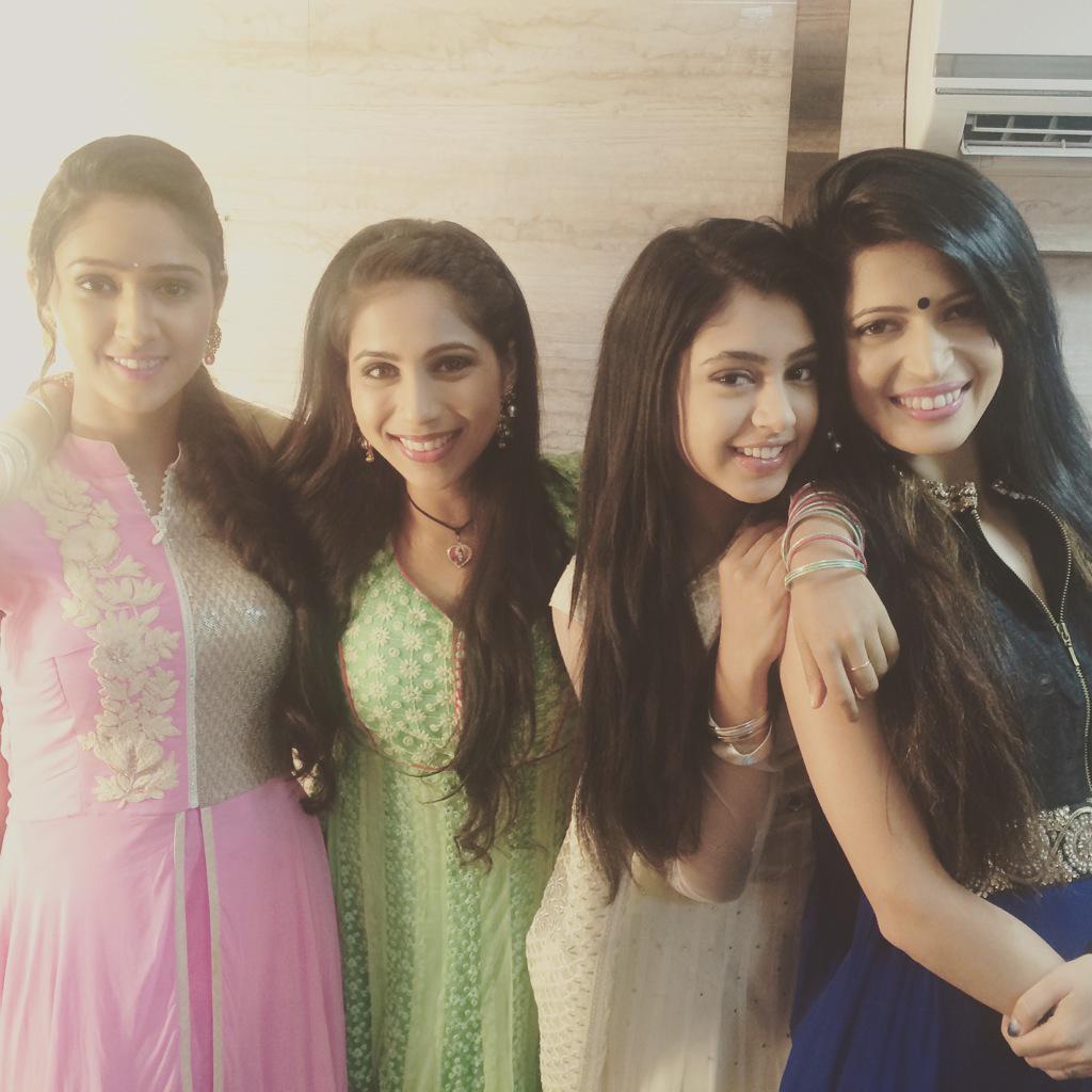angelcharlie8's tweet photo. Best friends forever 😘😘😘😘 @KrissannB @VeebhaAnand @niti_taylor http://t.co/dmmfxy50hl
