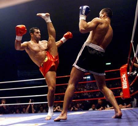 FightFlashback's tweet image. One of the greatest kick boxers of all time, the late great Andy Hug throwing an axe kick.