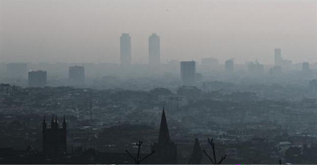 manelmarquez's tweet photo. El capitalismo mata! Cada año 27.000 muertes prematuras en #España x respirar aire contaminado http://t.co/H8MLxHLSTK http://t.co/tizVQaiXOz