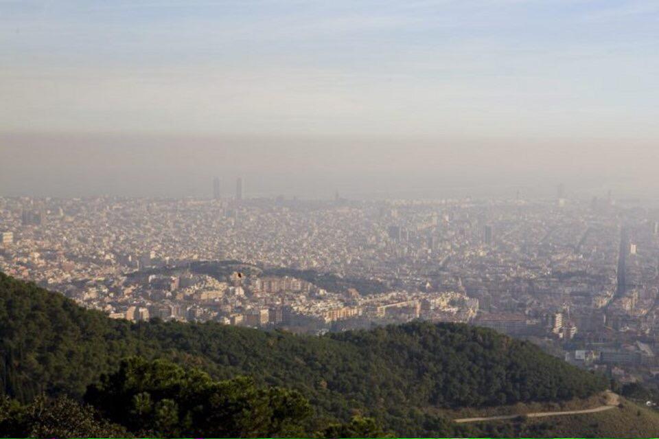 manelmarquez's tweet photo. El capitalismo mata! Cada año 27.000 muertes prematuras en #España x respirar aire contaminado http://t.co/H8MLxHLSTK http://t.co/tizVQaiXOz