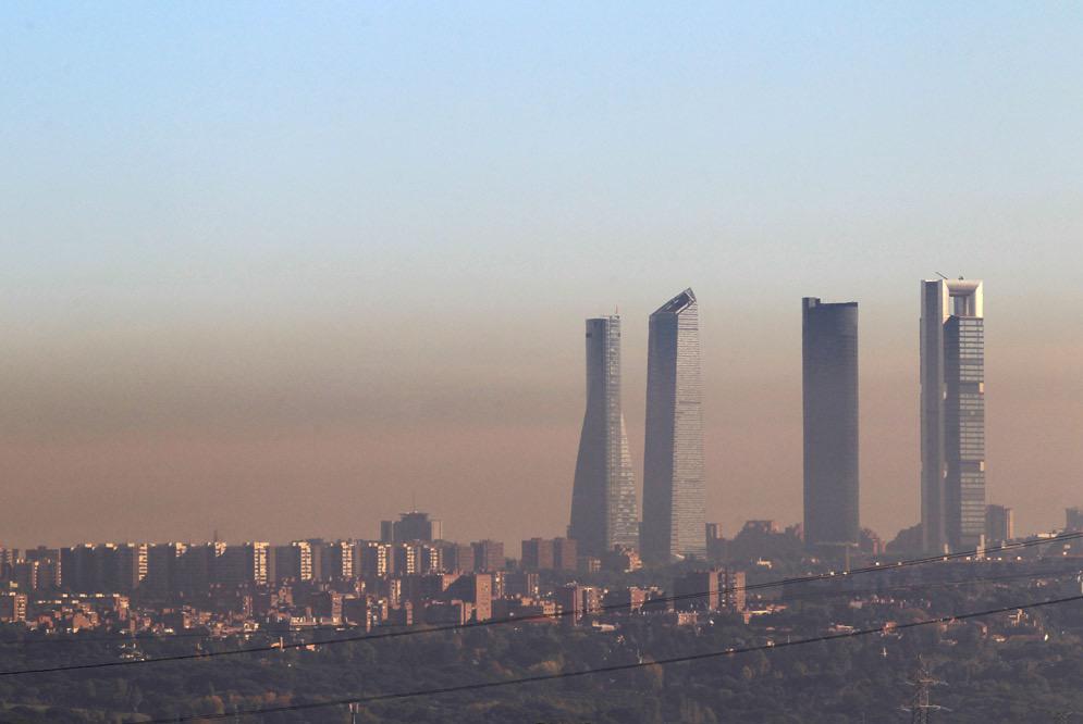 manelmarquez's tweet photo. El capitalismo mata! Cada año 27.000 muertes prematuras en #España x respirar aire contaminado http://t.co/H8MLxHLSTK http://t.co/tizVQaiXOz