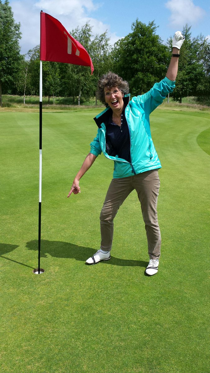 De Goese Golf feliciteert Thea van Dijk met haar hole in one op hole 17.