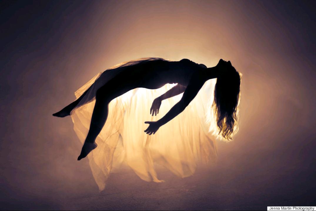 جمال الليل في نظره عيونك ..
ونور البدر مرسوم بجفونك ..
وكل الكون مايسوى بدونك !