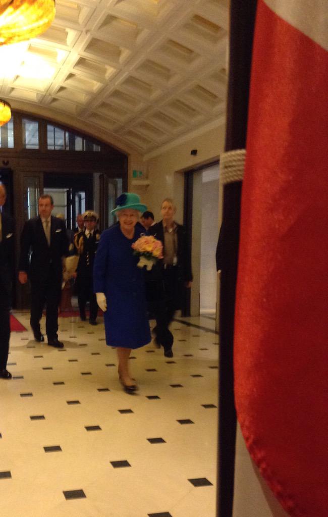 DoraVarro's tweet photo. Welcome! #QUEEN #QueenInGermany #Adlon #Berlin http://t.co/Zgsmosq4rp