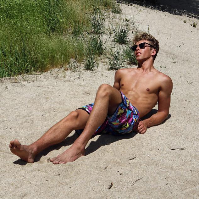 natekgarner's tweet photo. tanning ☀️⚡️ http://t.co/aFrPXveWo3