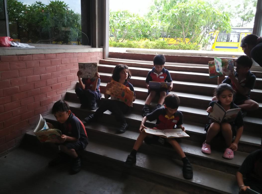 ChestaDhingra's tweet photo. Reading time !!!! http://t.co/ts1IDvbSDV