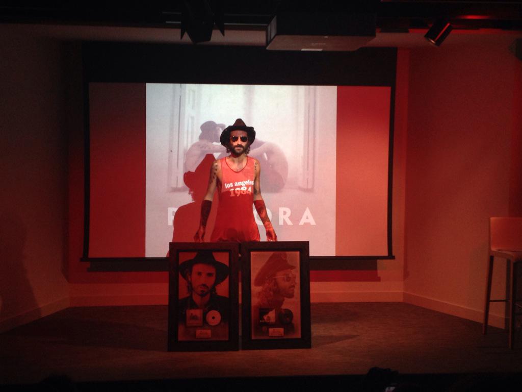 A <a href="/Leiva_Oficial/">Leiva Oficial</a> le quedan muy bien sus dos discos de oro por #Pólvora y #Diciembre